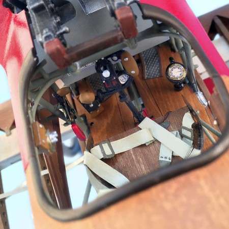 detalle del copkit de la maqueta del Fokker Dr. I a escala 1/16 de Artesanía Latina